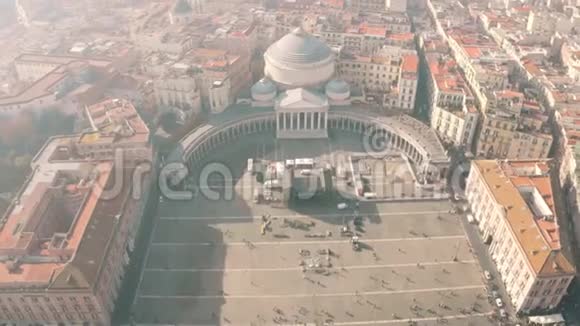 意大利那不勒斯一个朦胧的日子里一个大广场的空中拍摄视频的预览图