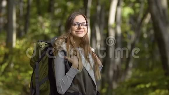 背包客站在森林里视频的预览图