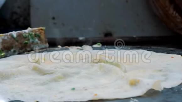 传统的简冰被烤和包裹在街头食物快餐和烹饪概念视频的预览图