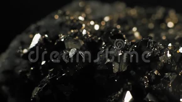 Pirita晶体的宏观运动旋转辉煌晶体视频的预览图