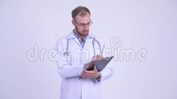 快乐的胡子男医生拿着剪贴板说话视频的预览图