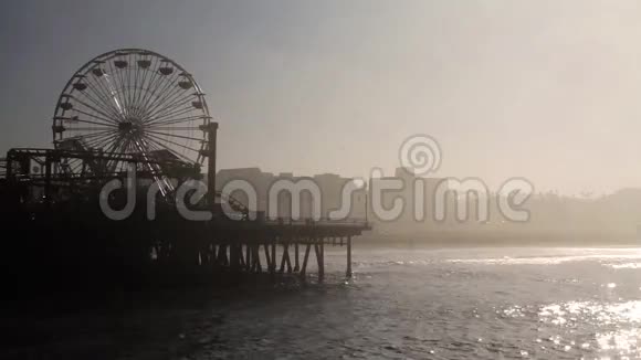 洛杉矶城市66号公路终点圣莫尼卡码头的雾视频的预览图