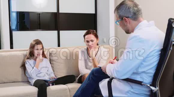 中年妇女带着女儿在儿童心理学家办公室的接待处女儿不服从她视频的预览图