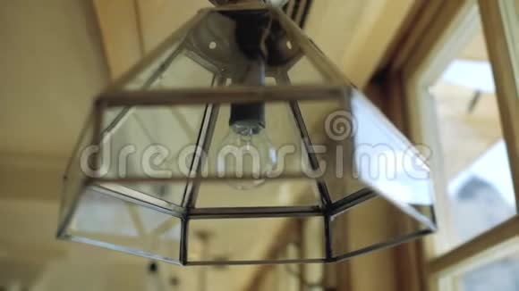 原装设计师吊灯带日光灯手工制作的灯视频的预览图