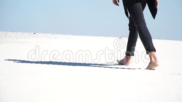 在沙漠中的沙滩上行走视频的预览图