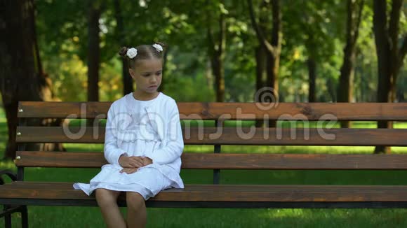 女孩想起了她的祖母独自坐在长凳上失去了祖父母视频的预览图