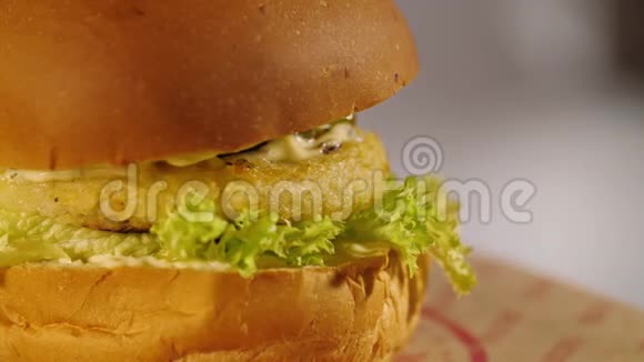素食汉堡旋转视频的预览图