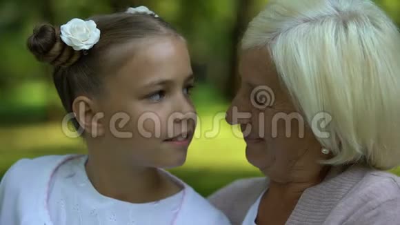 美丽的孙女和祖母在镜头前微笑家庭价值观视频的预览图