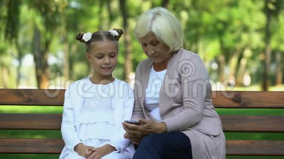 可爱的孙女教奶奶如何使用现代智能手机代沟视频的预览图