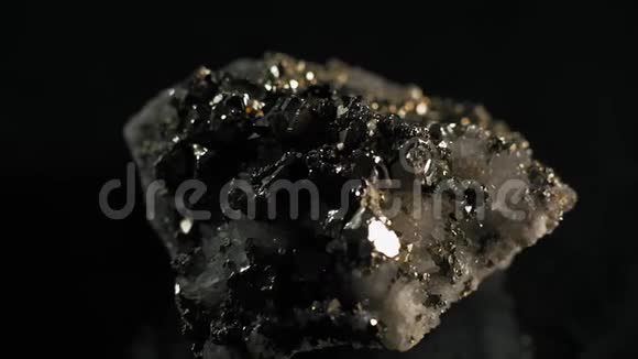 黑色背景下石英晶岩组的宏观特征视频的预览图
