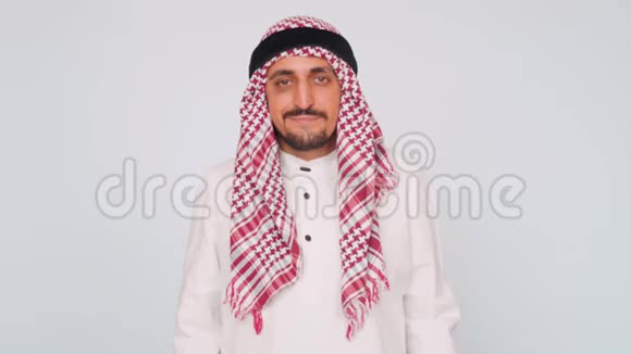 穿着民族服装微笑的阿拉伯人伸出双手那人笑容满面商业和办公室阿拉伯的作品视频的预览图