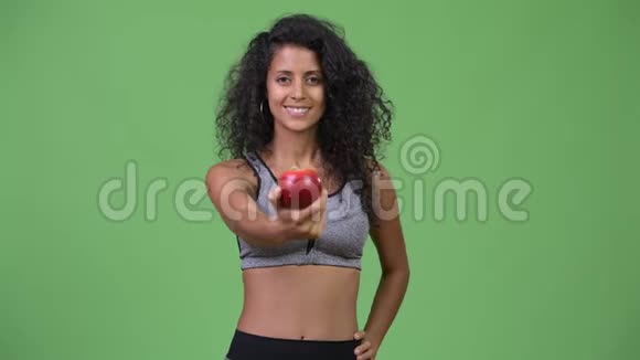 年轻漂亮的西班牙女人穿着运动服给苹果视频的预览图