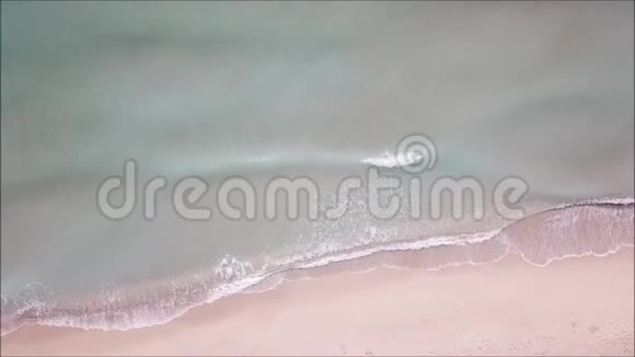 从飞行中的无人驾驶海浪和海滩的高空俯视视频的预览图