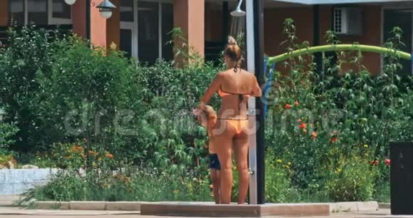 女士进入游泳池前清洁身体和皮肤视频的预览图