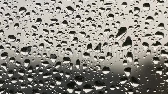 在雨天窗户上有水滴的近距离图像视频的预览图