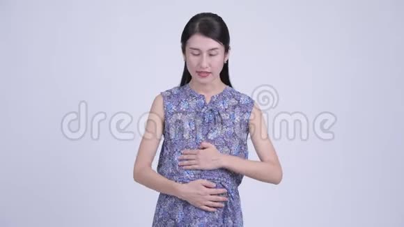 快乐的亚洲孕妇解释什么视频的预览图