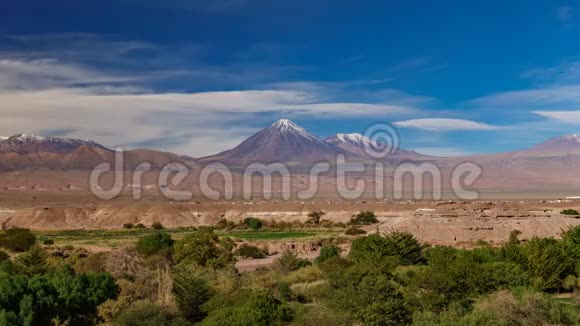 圣佩德罗德阿塔卡马和利坎卡布尔火山时间推移视频的预览图