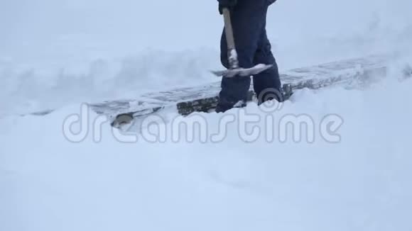 工人用铁锹清除城镇广场楼梯上的积雪视频的预览图