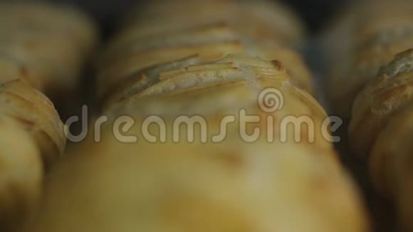 面包在烤箱里烤时间流逝视频的预览图