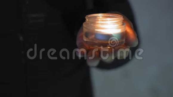 在下雪的天气里人们手里拿着一支燃烧的蜡烛视频的预览图