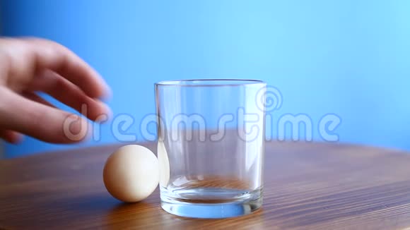 生鸡蛋在玻璃烧杯里视频的预览图