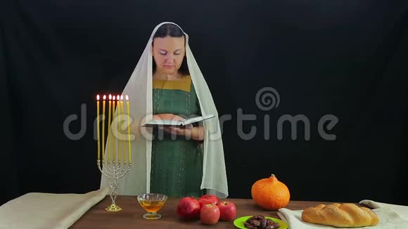 犹太人的一个妇人念祷告以纪念罗施哈珊在附近烧蜡烛视频的预览图