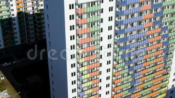高层建筑单位的鸟瞰与五颜六色的阳台动作房屋建造或出售视频的预览图