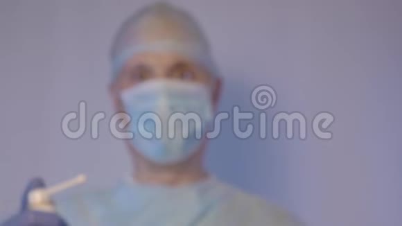医生用应给病人服用的药物给病人看气雾剂视频的预览图