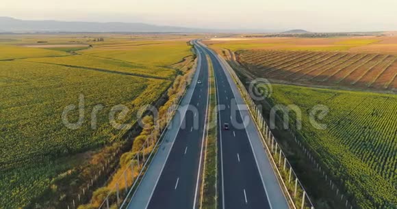 日落时可在高速公路旅行车和农田上空看到空中景色视频的预览图