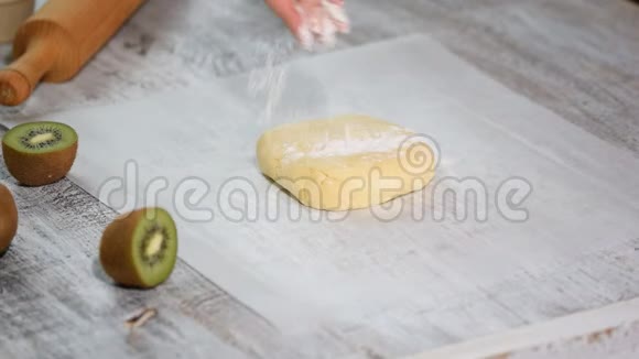糖果师把面团卷出来给面包糖果师用擀面杖把面团卷出来视频的预览图