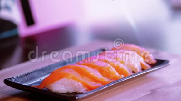 烤三文鱼寿司与炽热的火焰视频的预览图