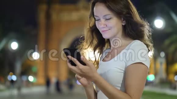 带智能手机的旅游女孩对抗著名的巴塞罗那地标视频的预览图
