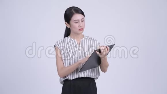 亚洲女裁缝展示剪贴板竖起大拇指视频的预览图