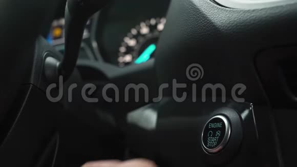 现代汽车内部的男性手按发动机启动按钮视频的预览图
