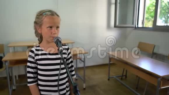 七岁的女孩练习发声视频的预览图