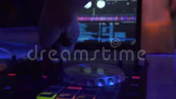 DJ控制台用于混合迪斯科俱乐部的舞蹈音乐和笔记本电脑舞蹈晚会的DJ调音台和音响控制台关门视频的预览图