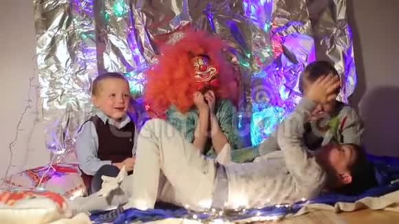 三个孩子和小丑拍手视频的预览图
