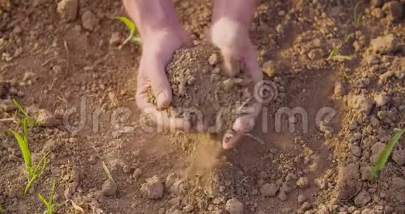 农民农场土壤分析视频的预览图