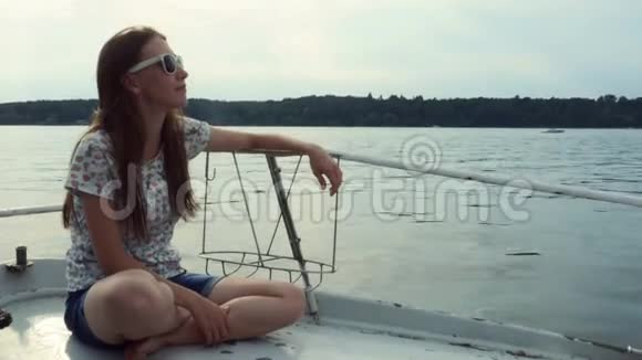 女孩坐在帆船上游艇在大船上享受大海而在海上航行视频的预览图