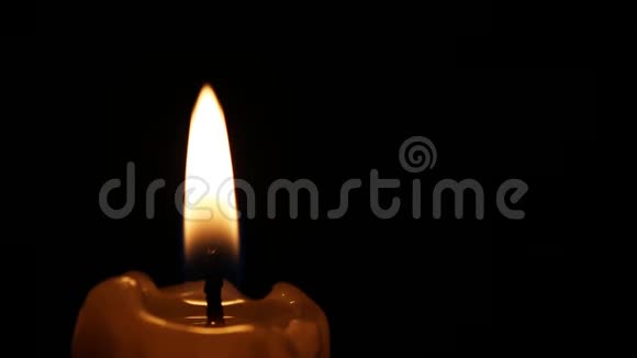 蜡烛在燃烧火在风中摇曳熄灭视频的预览图