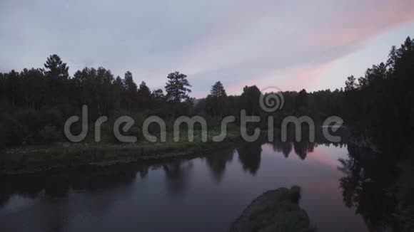 日落在加拿大安大略省的湖面上背景是日落多云的天空库存录像自然景观视频的预览图