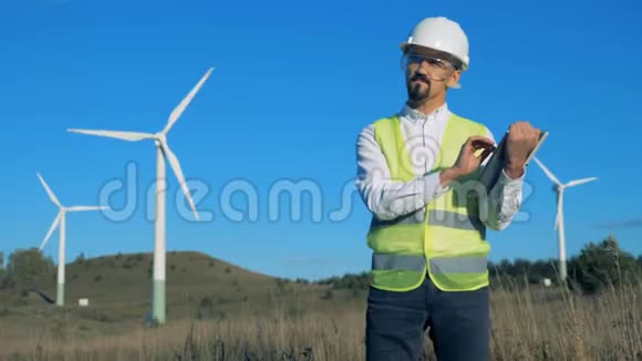 一名工程师检查风力涡轮机绿色能源概念视频的预览图