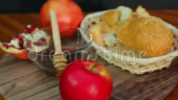 在旋转盘上为罗什安山石榴蜂蜜和挑战准备的食物视频的预览图