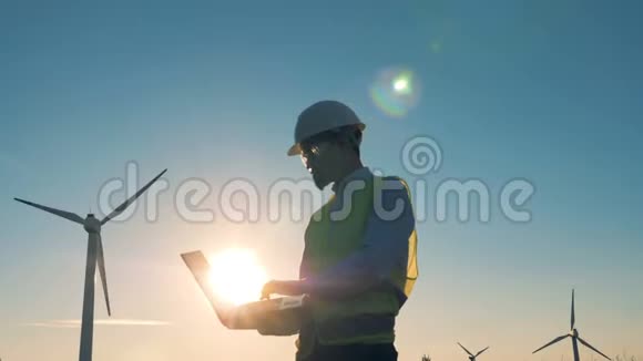 工程师在日落背景下工作风车绿色能源理念视频的预览图