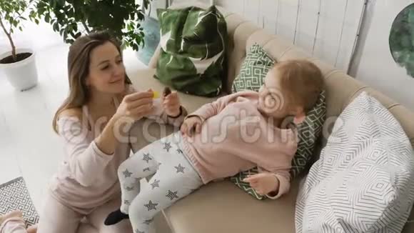 母亲在女儿鼻子里滴药视频的预览图