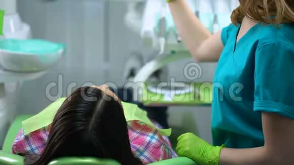 专业牙科服务细心的合格医生检查病人牙齿视频的预览图