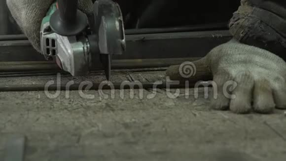 铁匠用锯子锯下铁棍视频的预览图