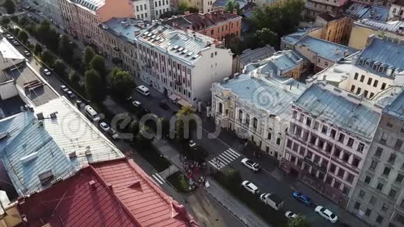 俄罗斯圣彼得堡的鸟瞰图在一个夏天飞越市中心Furshtatskaya街和婚礼宫殿视频的预览图
