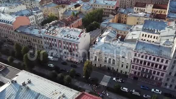 俄罗斯圣彼得堡的鸟瞰图在一个夏天飞越市中心Furshtatskaya街和婚礼宫殿视频的预览图