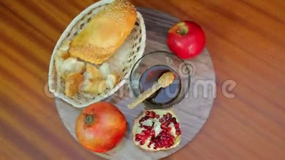 在旋转盘上为罗什安山石榴蜂蜜和挑战准备的食物视频的预览图